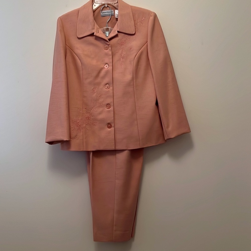 Ladies suits. LeSuit, Alfred Dunner, Liz Claiborne, etc.Pants outside length 37.